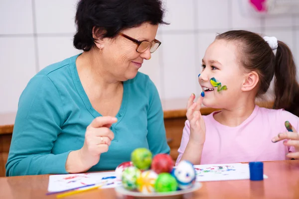 Grootmoeder met haar kleindochter — Stockfoto