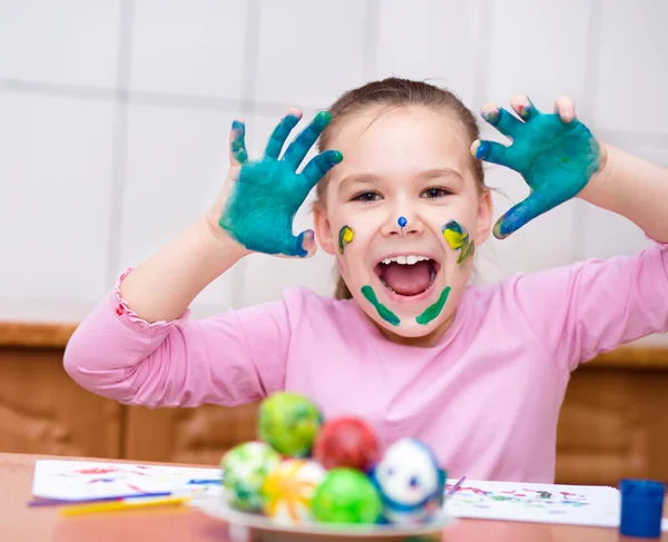 Girl are coloring eggs — Stock Photo, Image