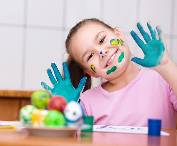 Girl are coloring eggs — Stock Photo, Image