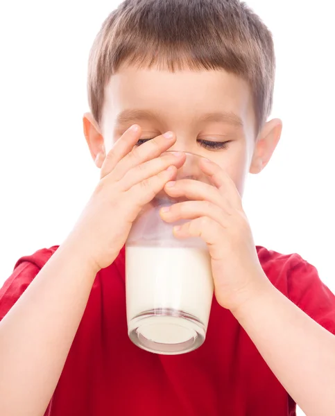 Mignon petit garçon avec un verre de lait — Photo