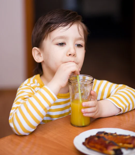 Liten pojke med glas apelsinjuice — Stockfoto