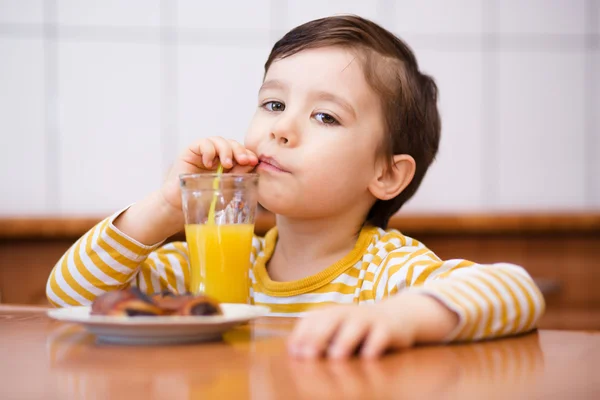 Liten pojke med glas apelsinjuice — Stockfoto