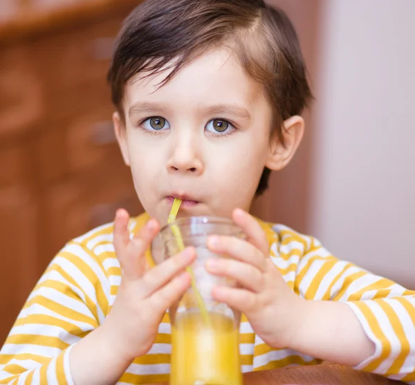 Liten pojke med glas apelsinjuice — Stockfoto