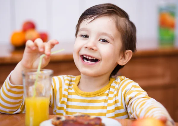 Băiețel cu un pahar de suc de portocale — Fotografie, imagine de stoc