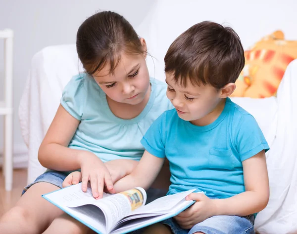 Kinderen is leesboek — Stockfoto