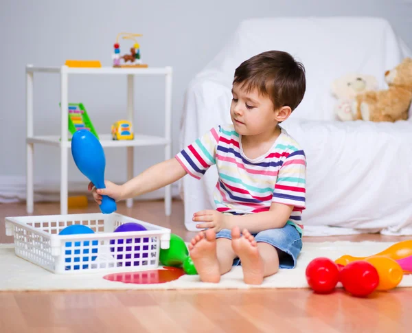 Garçon joue avec les blocs de construction — Photo