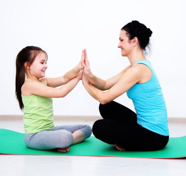 Anne ve kızı egzersiz yaparak