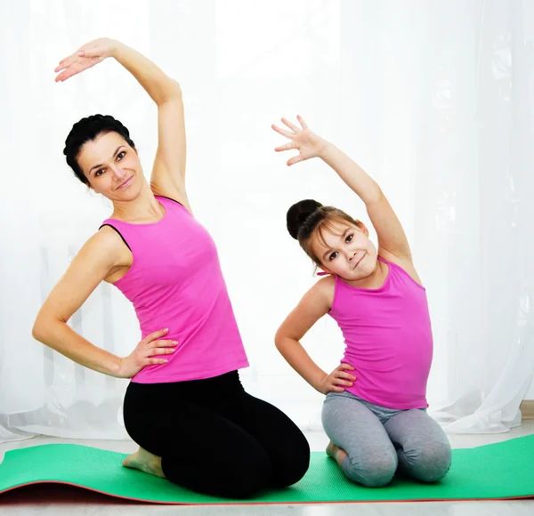 Mãe e filha fazendo exercício — Fotografia de Stock