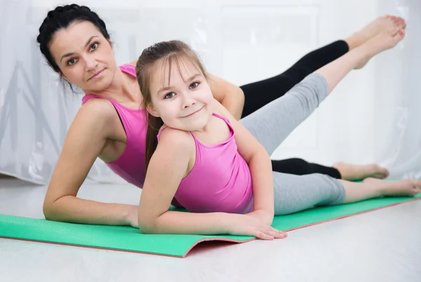 Mãe e filha fazendo exercício — Fotografia de Stock