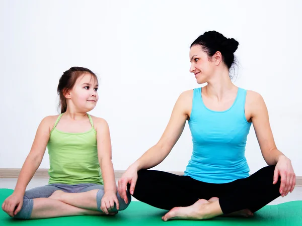 Mother and daughter doing exercise — Stock Photo, Image