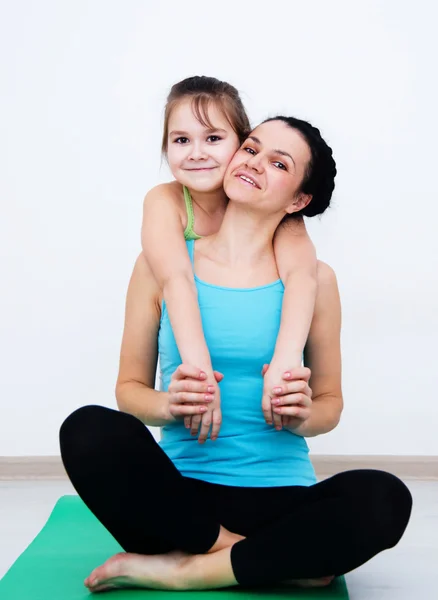 Matka a dcera dělá cvičení — Stock fotografie