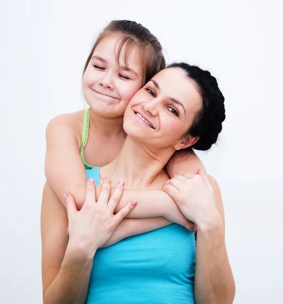 Retrato de uma mãe feliz com sua filha — Fotografia de Stock