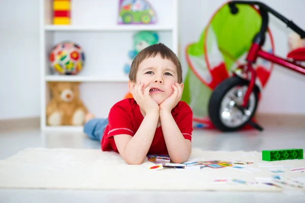 Jongen speelt met bouwstenen — Stockfoto