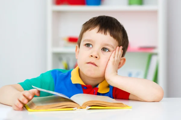 El niño está leyendo un libro. — Foto de Stock