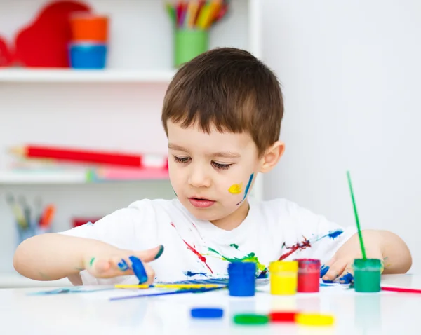 Kleine jongen speelt met verf — Stockfoto