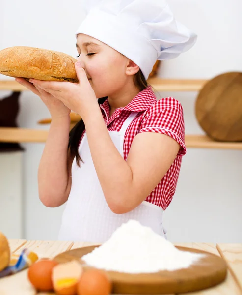 パンを作る女の子 — ストック写真