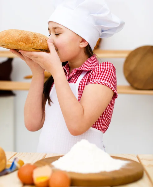 Meisje maken brood — Stockfoto