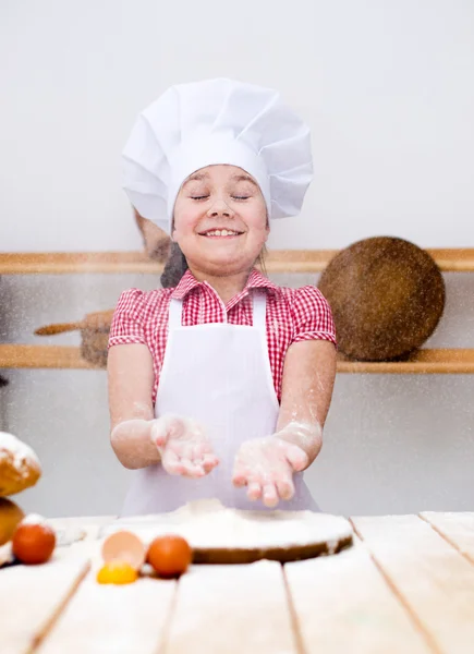 Dívka, pečení chleba — Stock fotografie