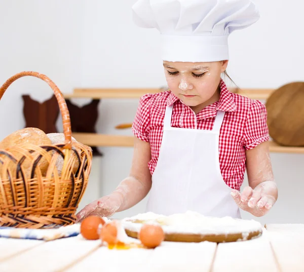 Meisje maken brood — Stockfoto