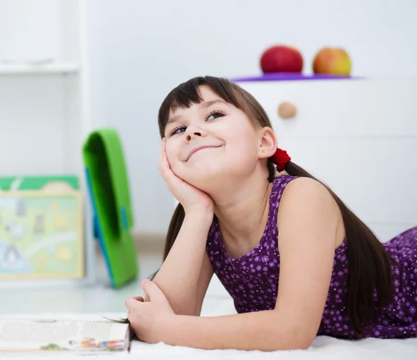 La bambina sta leggendo un libro — Foto Stock