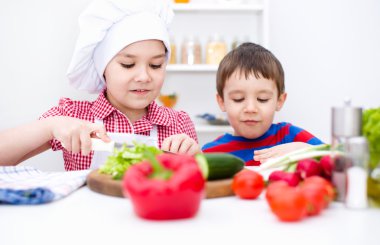 Salata yemek çocuk