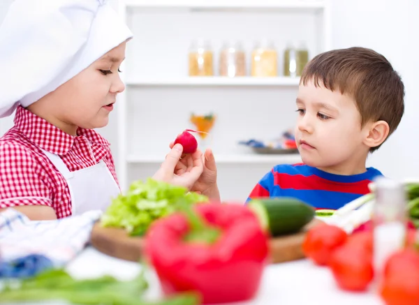 Dzieci jedzenie sałatka — Zdjęcie stockowe