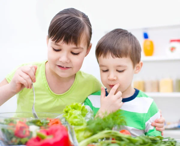 Bambini che mangiano insalata — Foto Stock