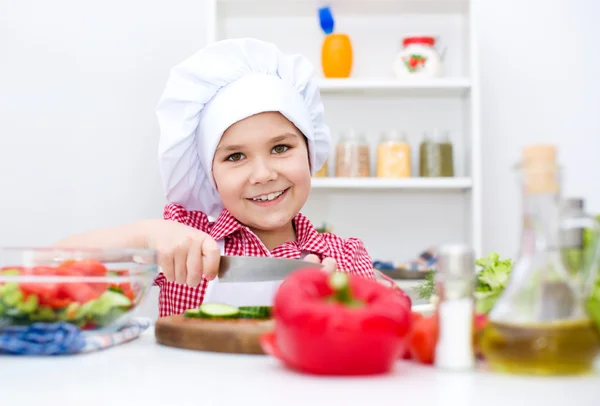 Ragazza mangiare insalata — Foto Stock