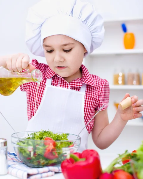 Girl eating salad — Stock Photo, Image