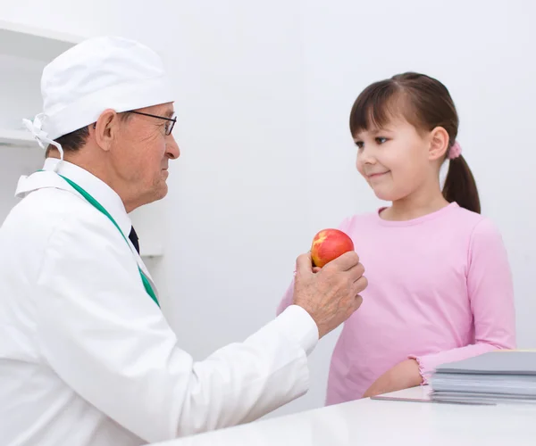 Médico está examinando menina — Fotografia de Stock