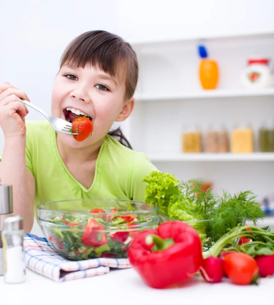 Girl eating salad — Stock Photo, Image