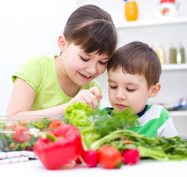 Children eating salad — Stock Photo, Image