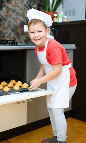 Jongen brood maken — Stockfoto