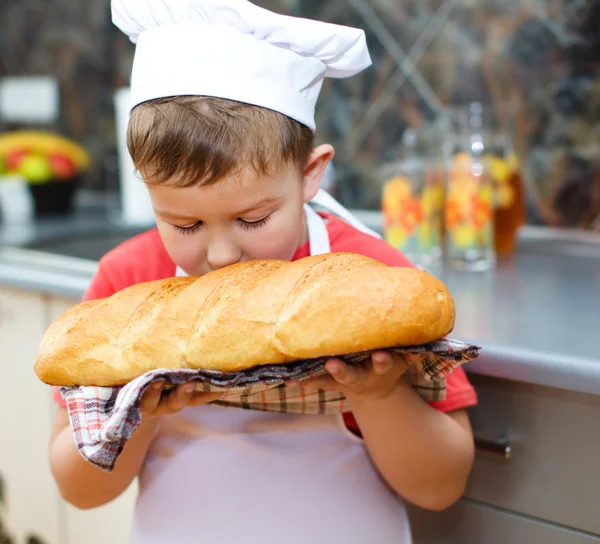 Хлопчик печуть хліб — стокове фото