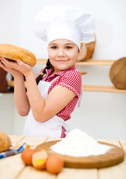 Meisje maken brood — Stockfoto