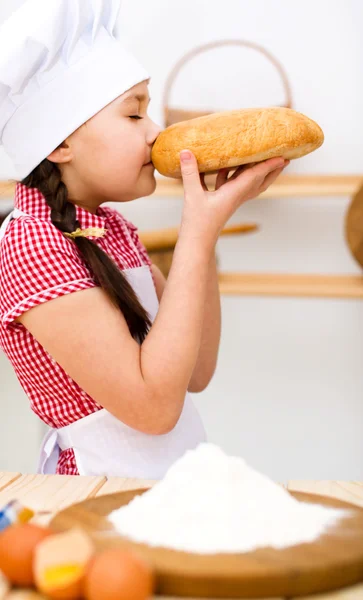 Meisje maken brood — Stockfoto