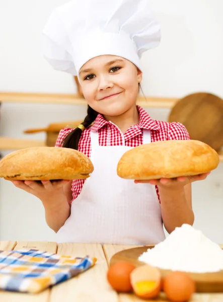Дівчина печуть хліб — стокове фото