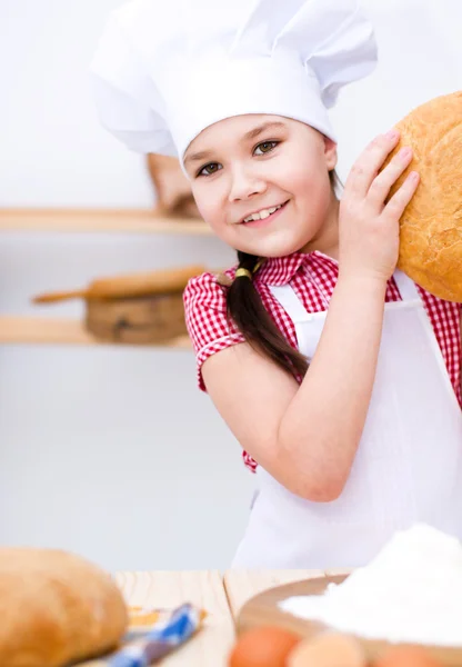 Ragazza che fa il pane — Foto Stock