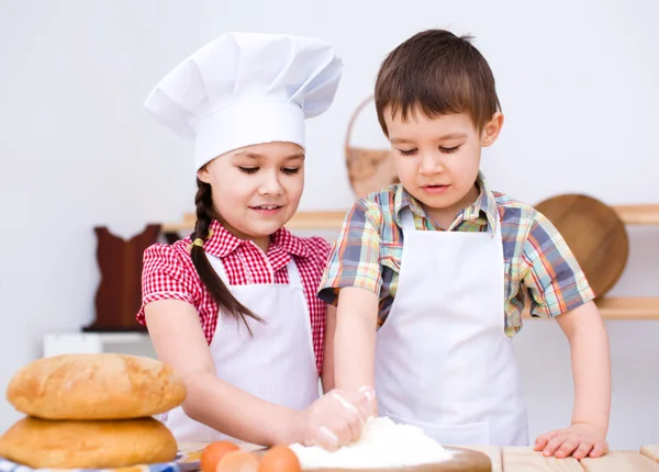 Children making bread — Stock Photo, Image