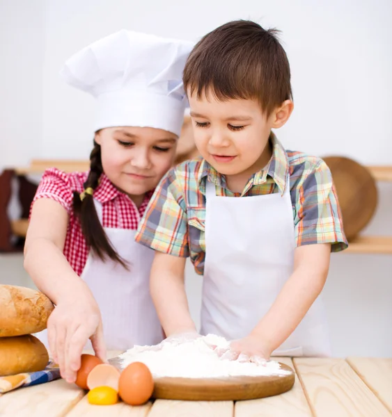 Děti, pečení chleba — Stock fotografie