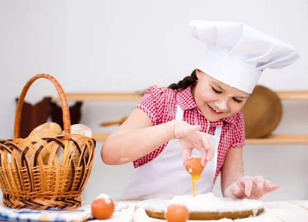 Chica haciendo pan — Foto de Stock