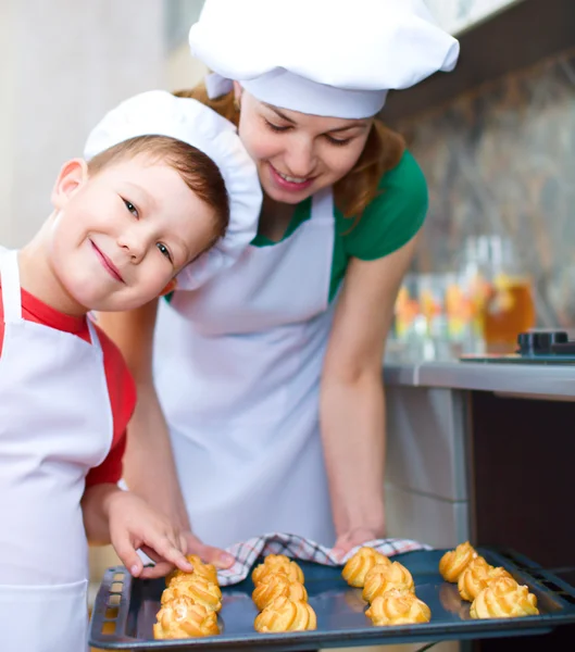 Mother with boy making bread — Stock Photo, Image