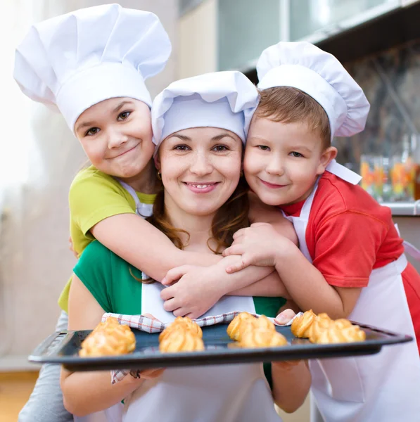 Madre con bambini che fanno il pane — Foto Stock