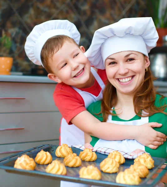 Moeder met jongen brood maken — Stockfoto