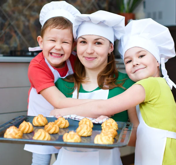 Moeder met kinderen maken van brood — Stockfoto