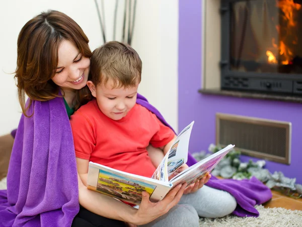 Moeder is het lezen van boek met haar zoon — Stockfoto