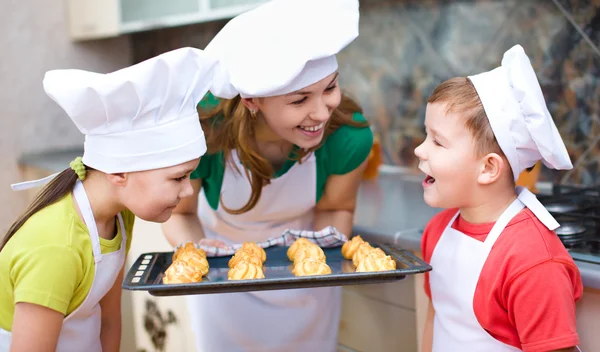 Mutter mit Kindern beim Brot backen — Stockfoto