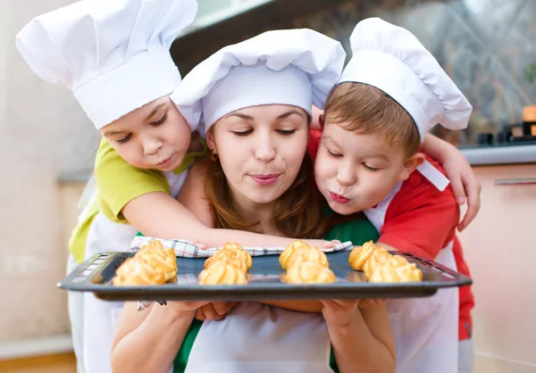 Moeder met kinderen maken van brood — Stockfoto