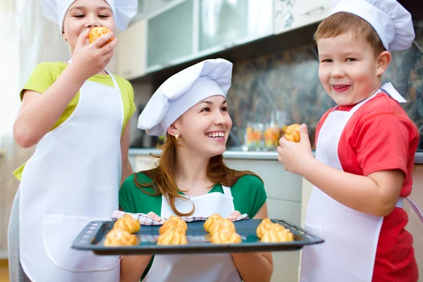 Madre con bambini che fanno il pane — Foto Stock