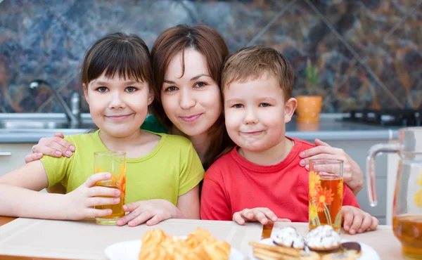Matka s dětmi pít šťávy — Stock fotografie
